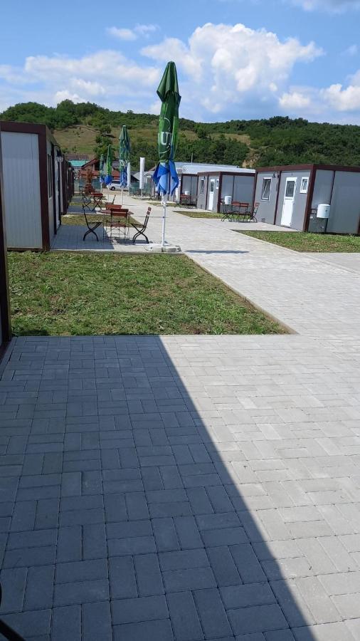 Glamtainer Court Hotel Curteni Екстериор снимка